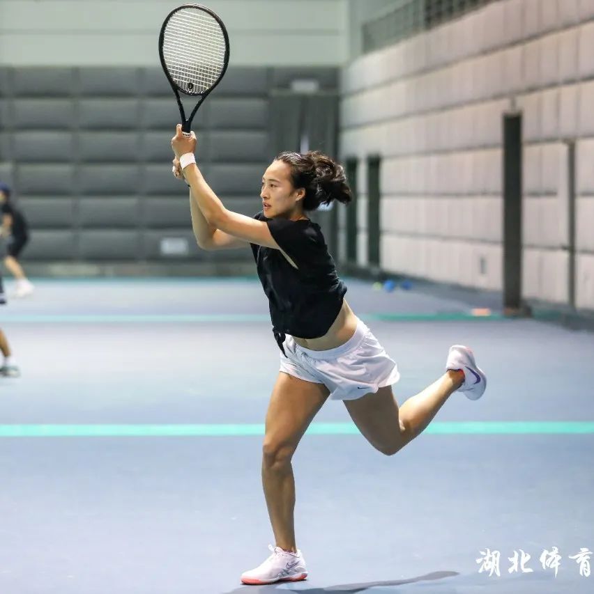 育自信的展 育自信的展